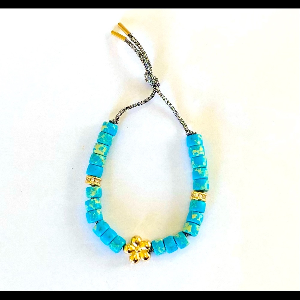 Natural stone bead bracelet w gold plated flower.
